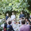 Gäste an einem gedeckten Tisch im Garten des Restaurant Haberbüni