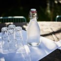 Glasflasche mit Wasser und Trinkgläser auf einem gedeckten Gartentisch des Restaurant Haberbüni
