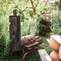 Grosser BBQ-Smoker im grünen Garten des Restaurant Haberbüni