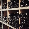 Weinflaschen in den Weinregalen des Restaurant Haberbüni