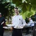 Servicemitarbeiter mit Tellern im Garten des Restaurant Haberbüni